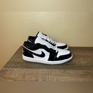 Air Jordan 1 Low SE “Concord”
- Size 9 Men.